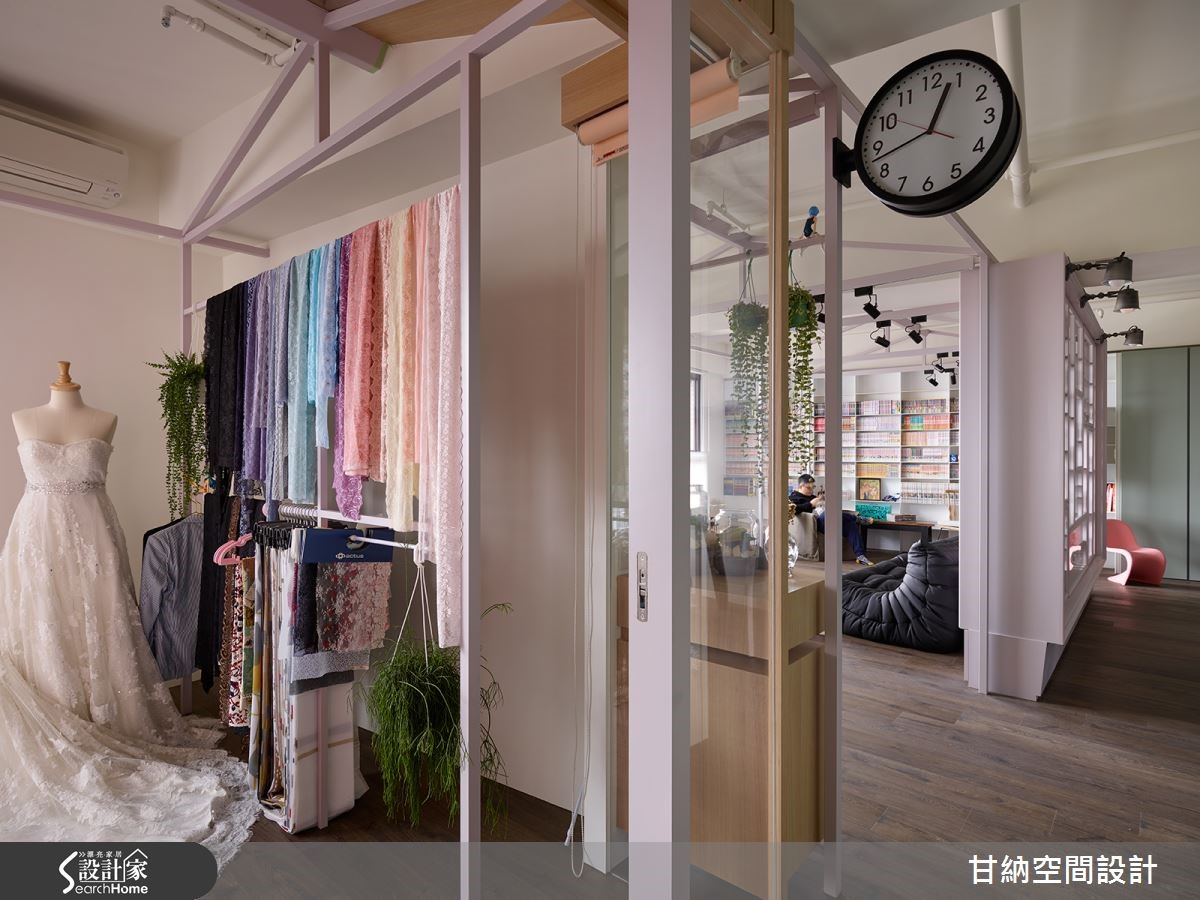 從事服裝設計的屋主夫妻,工作需與等身人型為伍,閒暇